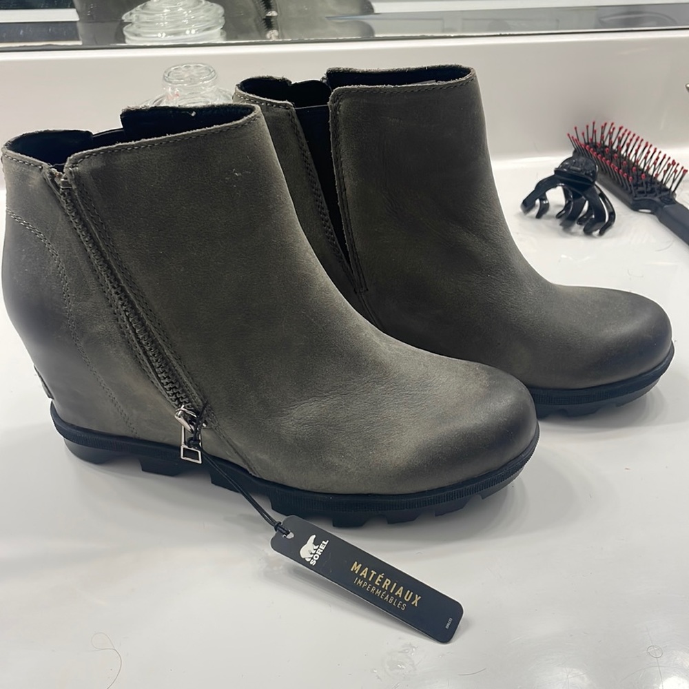 Water proof never worn. A little dusty from closet but new.